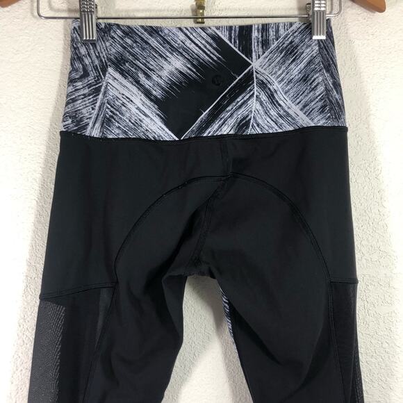 Lululemon - Hot To Street Crop - Heat Wave White/Black pattern with Black Mesh - Picture 8 of 12